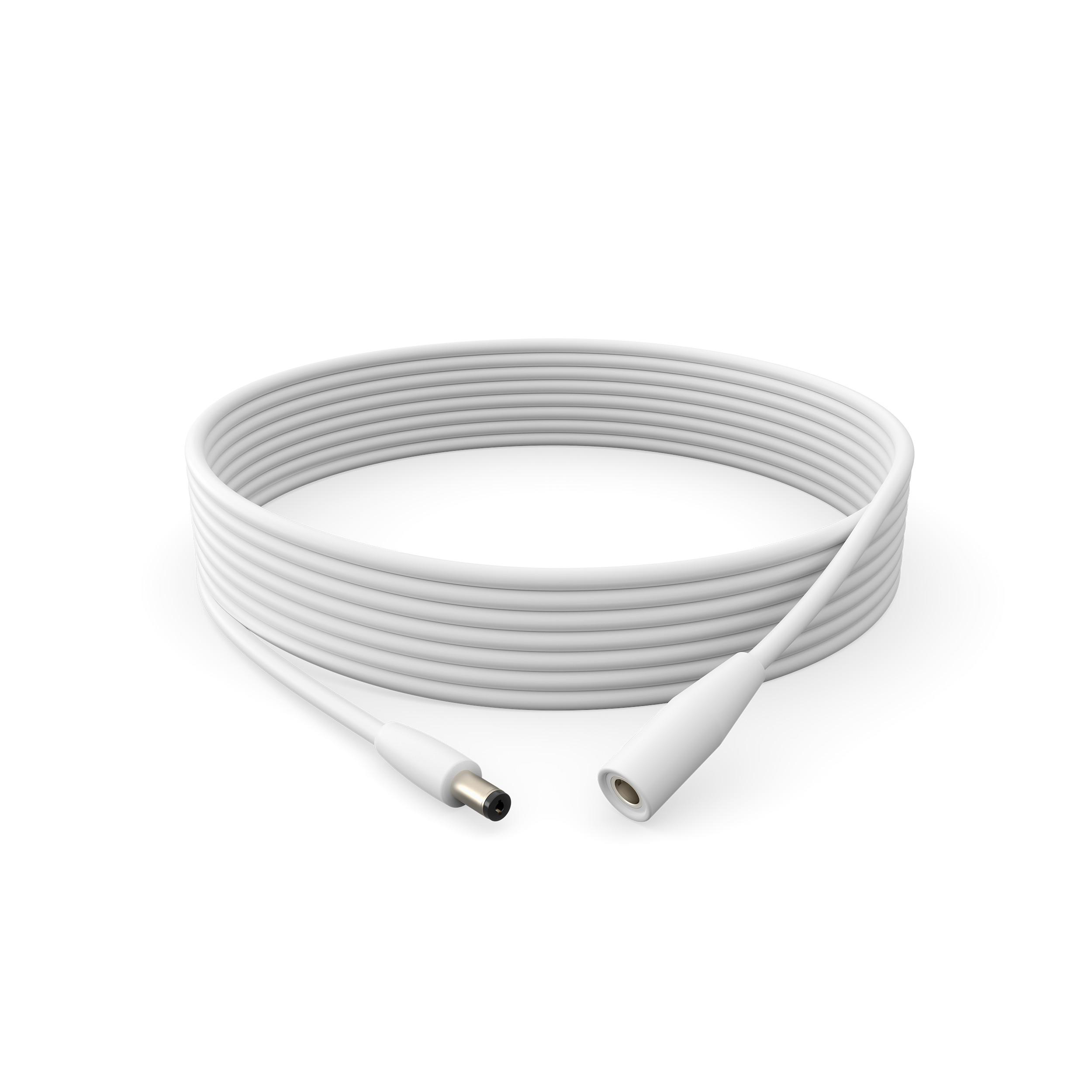 Ein weißes Kabel, aufgerollt, mit einem Stecker und einer Buchse.