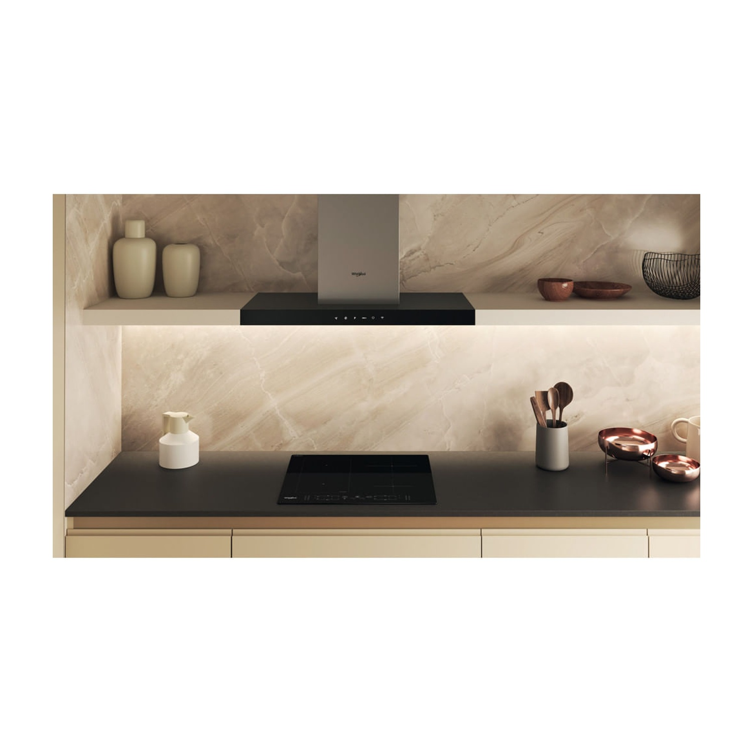 Cucina moderna con cappa e piano cottura neri. Decorata con vasi e ciotole.