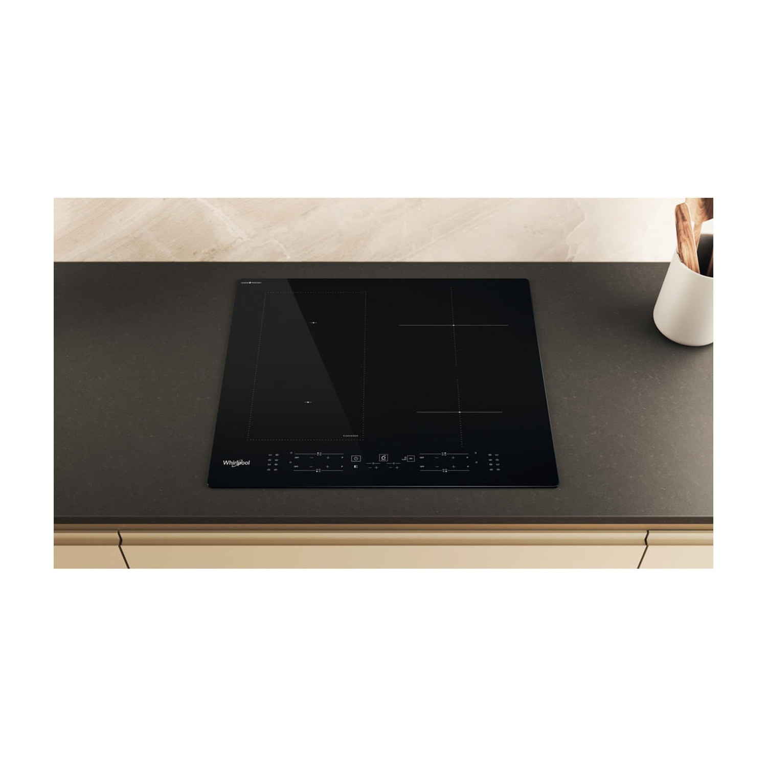 Un piano cottura a induzione nero con controlli touch su un piano di lavoro scuro.