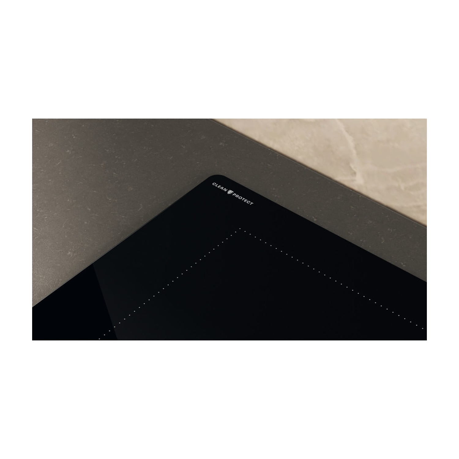 Piano cottura a induzione nero con testo "Clean & Protect" e punti.