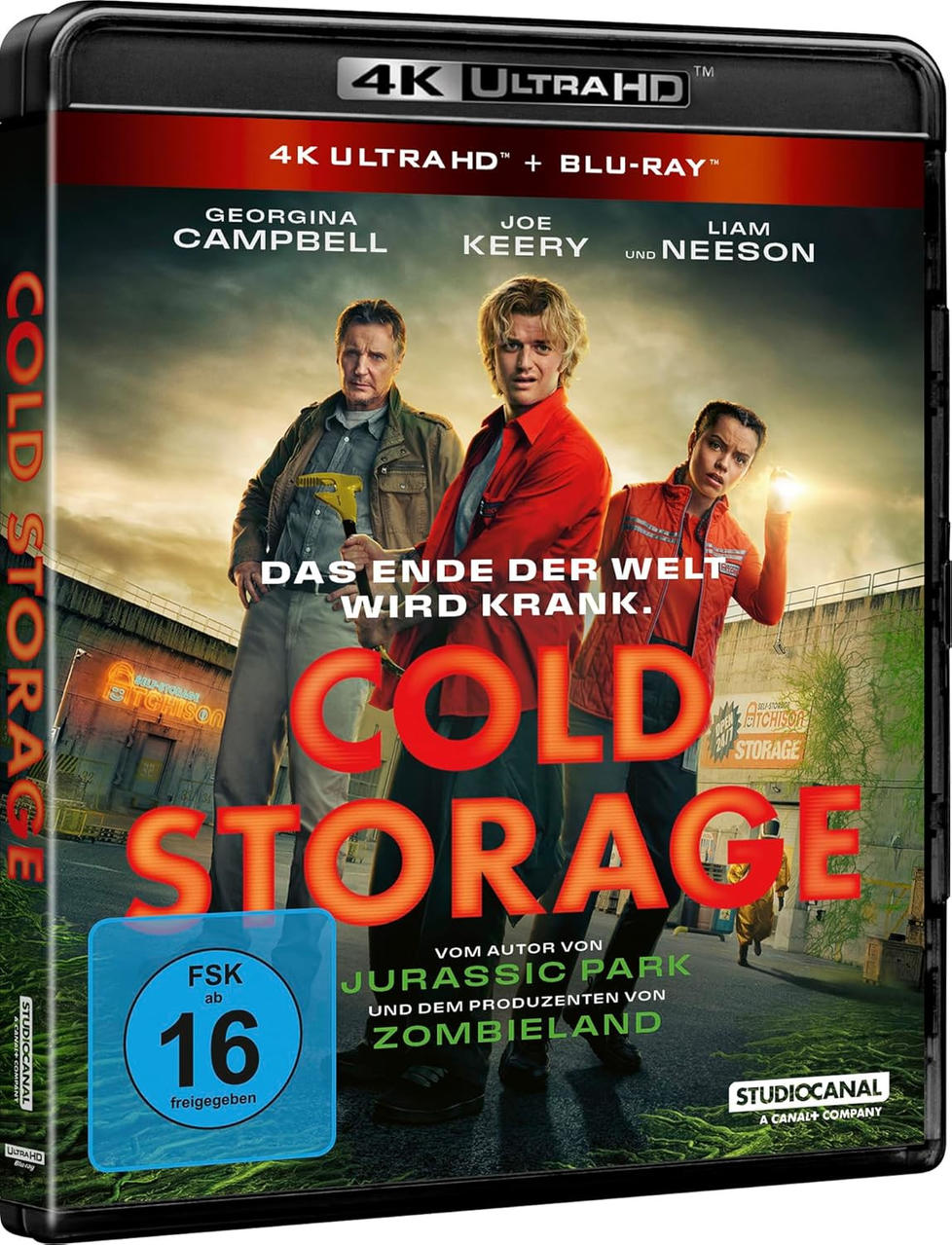 Drei Personen stehen vor einem Gebäude, der Titel "COLD STORAGE" ist groß abgebildet.