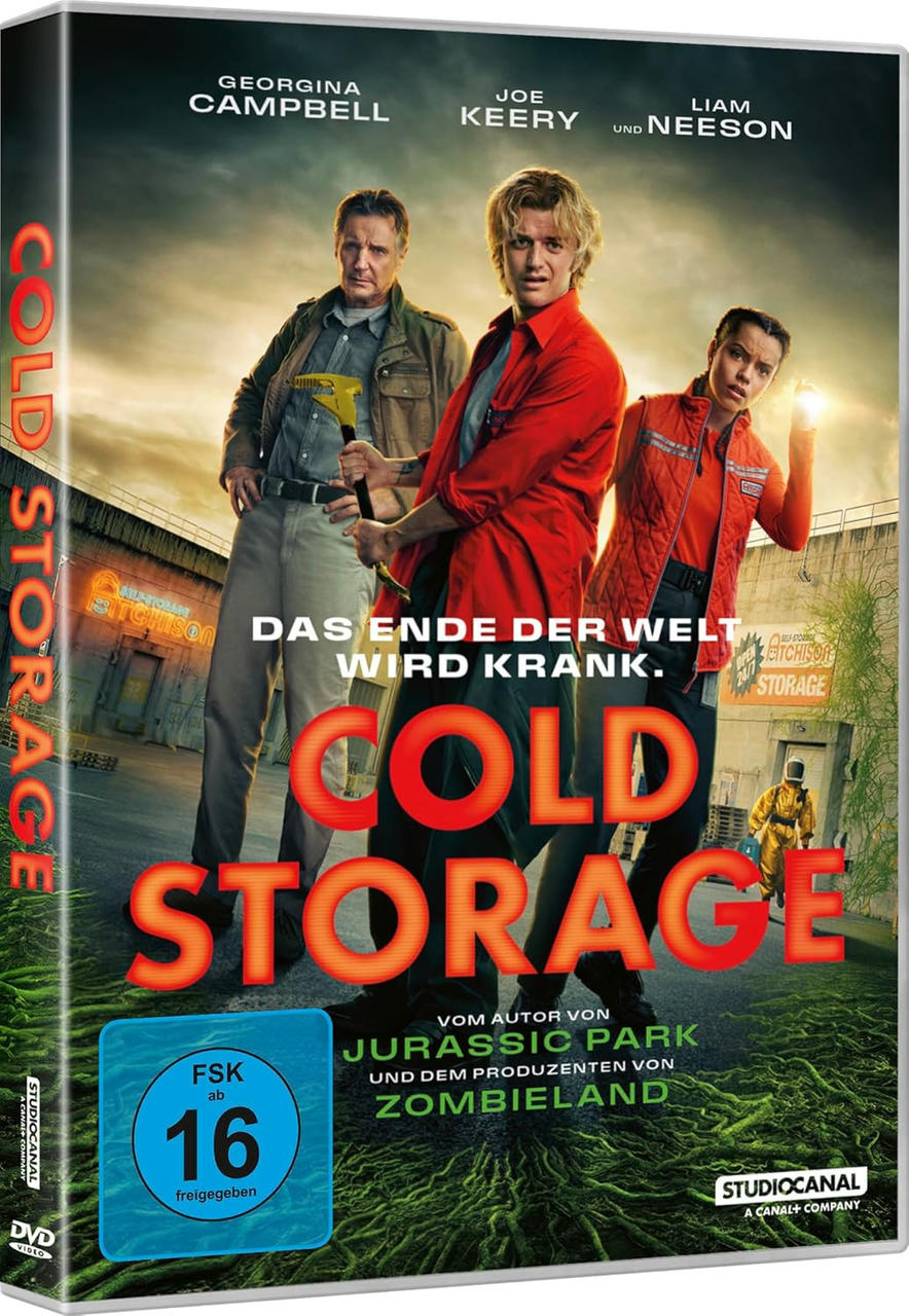 Drei Personen stehen vor einem Lagerhaus. Der Titel "Cold Storage" ist groß abgebildet.