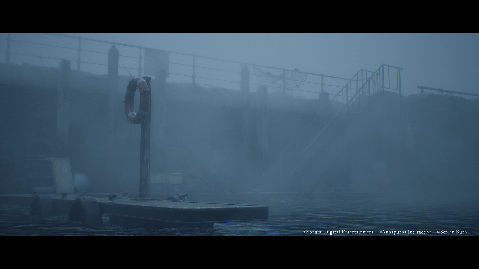 Mglisty port z pomostem, kołem ratunkowym i schodami. Woda na pierwszym planie.