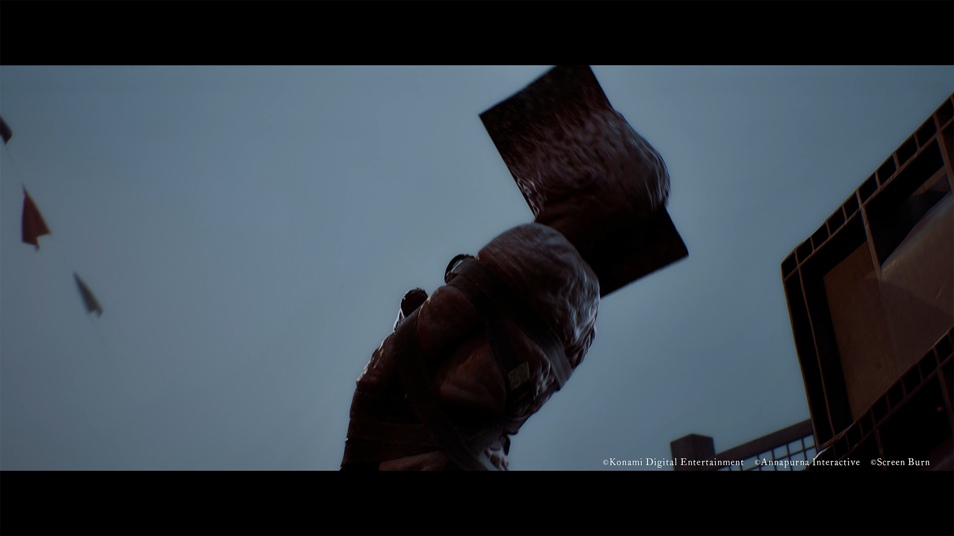 Dłoń trzymająca topór na tle pochmurnego nieba.