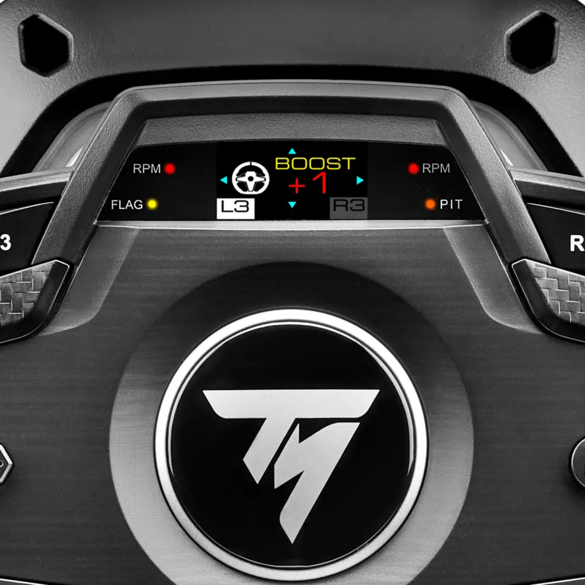 Lenkrad-Display mit RPM, Boost, Flagge und Pit-Anzeige.