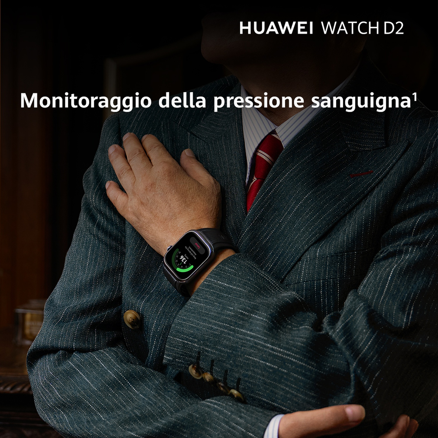 Uomo in abito con Huawei Watch D2 che misura la pressione.
