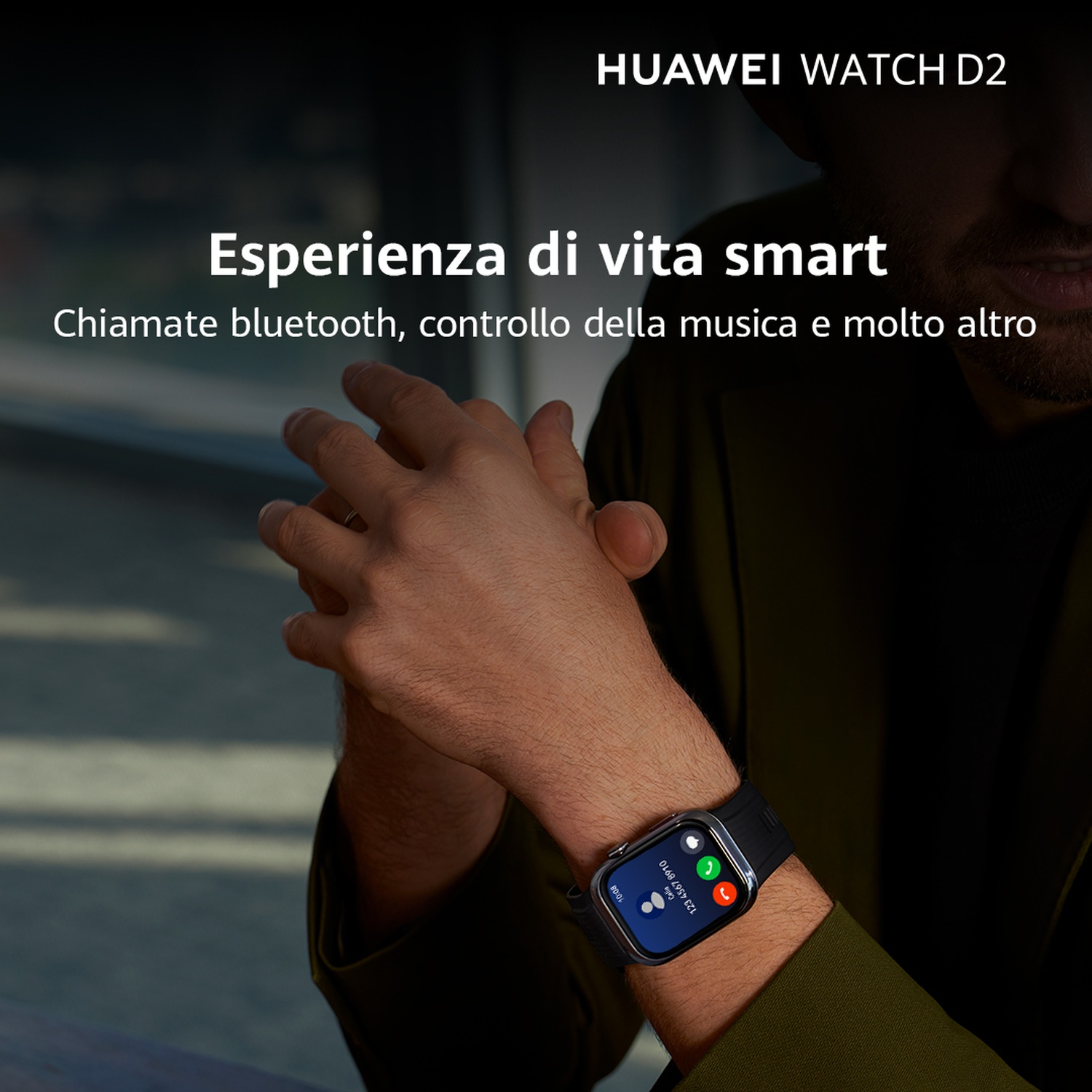 Un uomo indossa un Huawei Watch D2 che mostra una chiamata in arrivo.