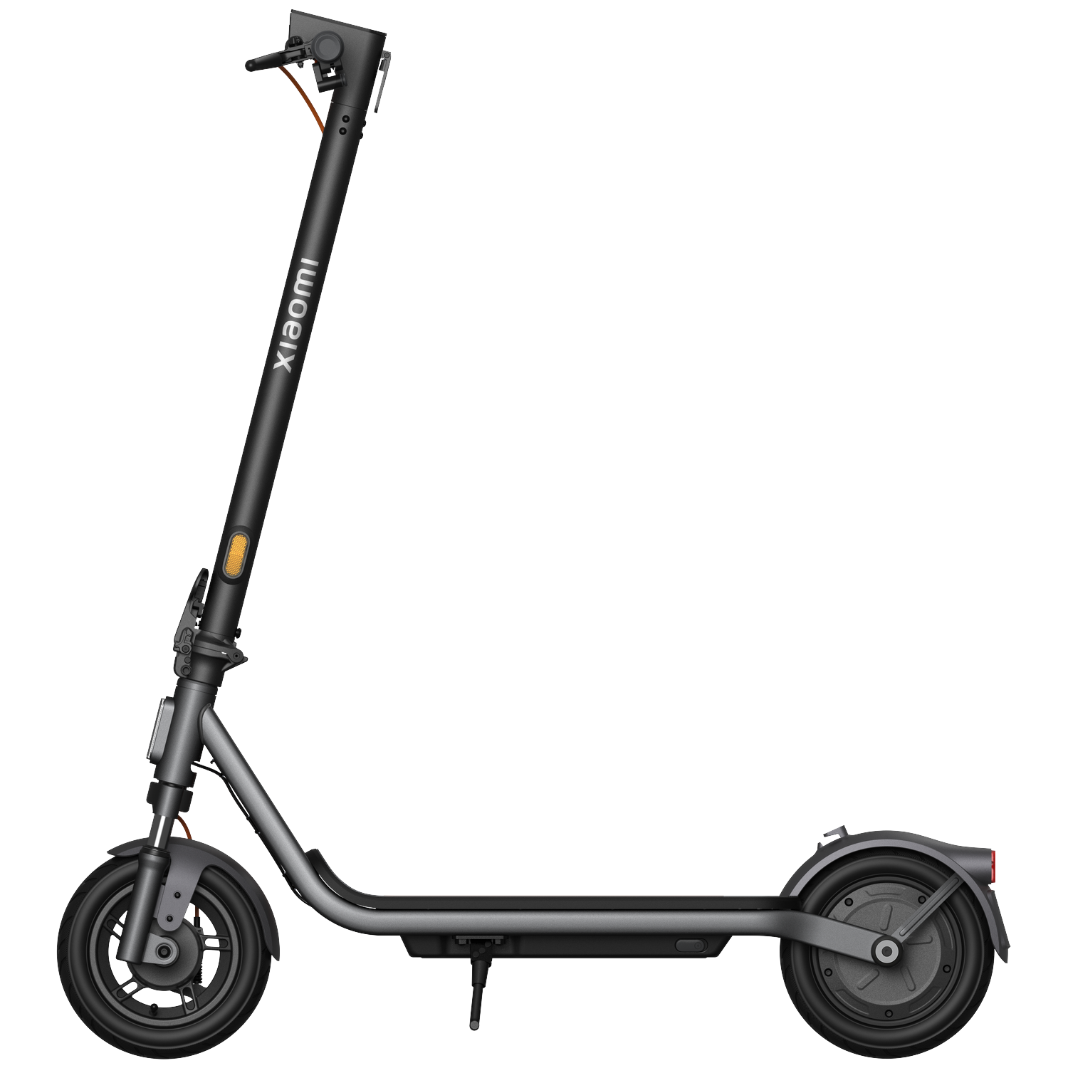 Een zwarte Xiaomi elektrische step met zilveren accenten staat op witte achtergrond.