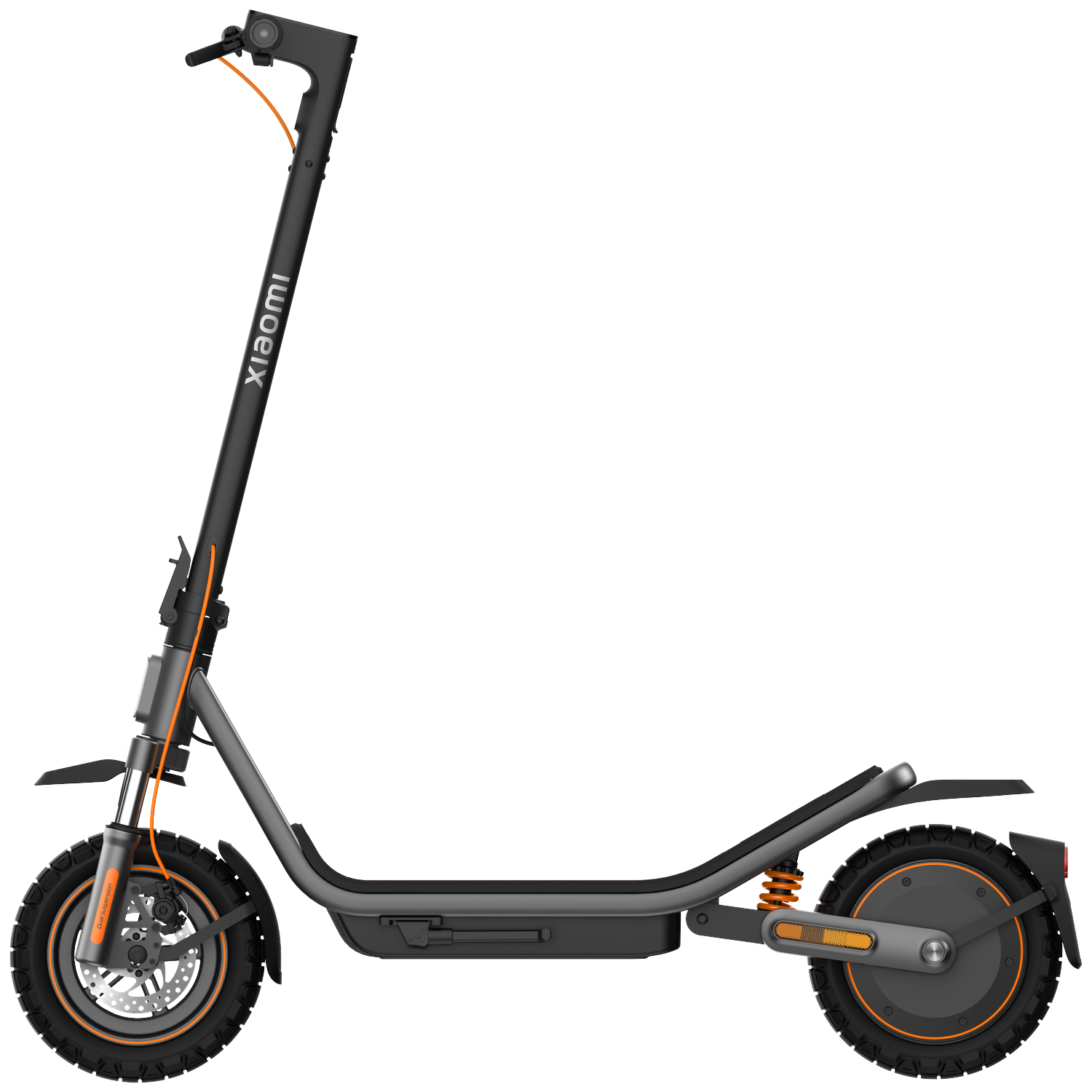 Een zwarte Xiaomi elektrische step met oranje accenten op een witte achtergrond.