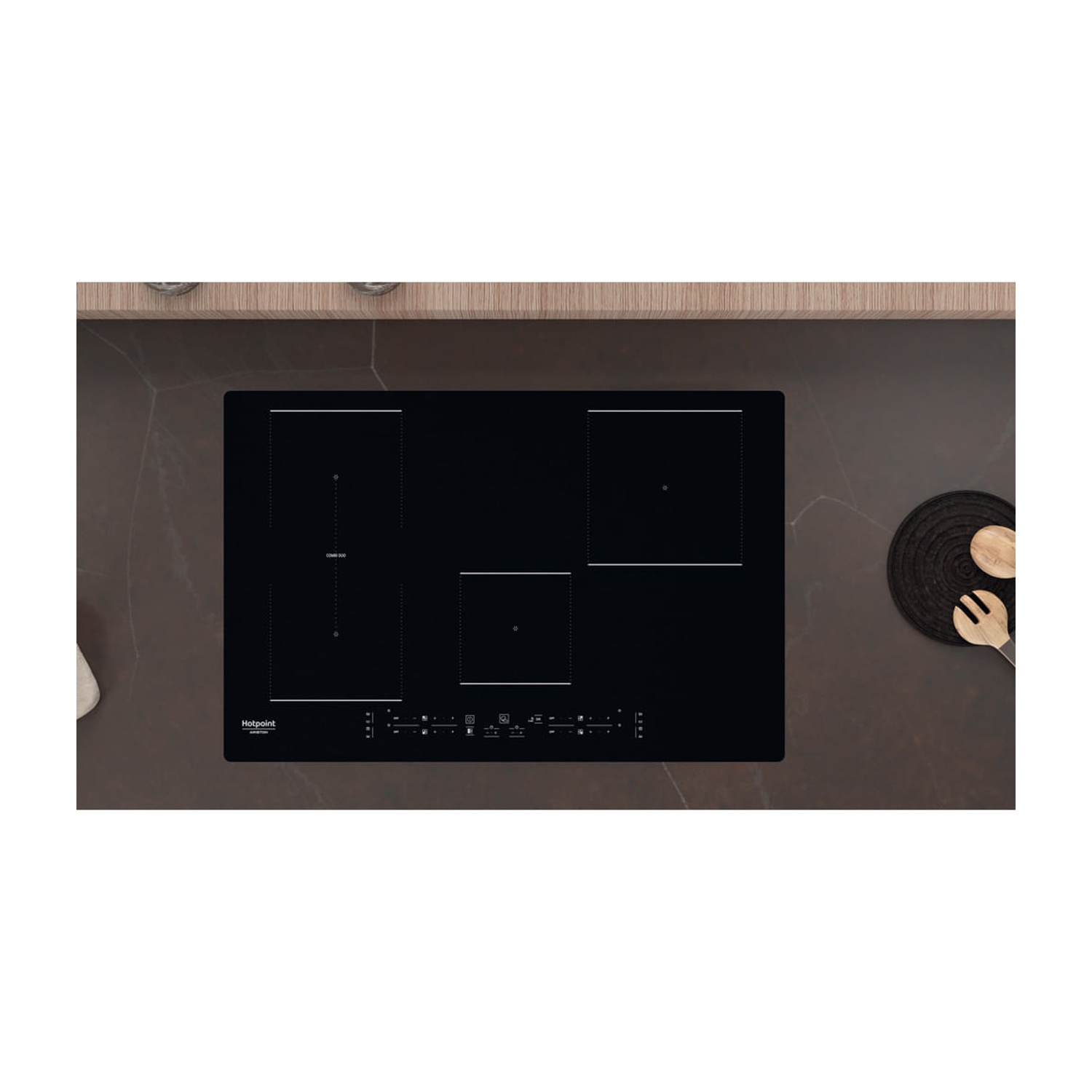 Piano cottura a induzione nero con comandi touch e quattro zone cottura.