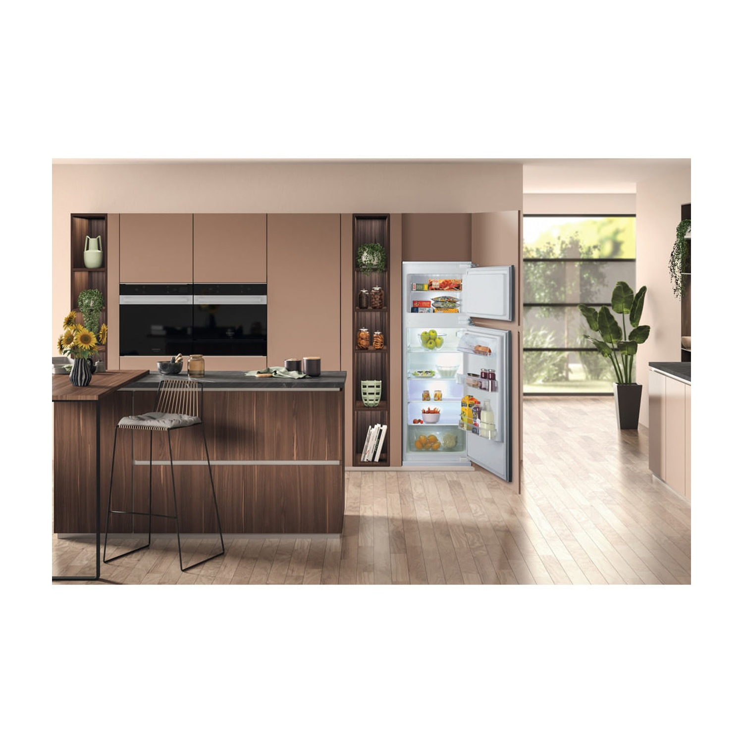 Un frigorifero aperto in una cucina moderna con pavimenti in legno.
