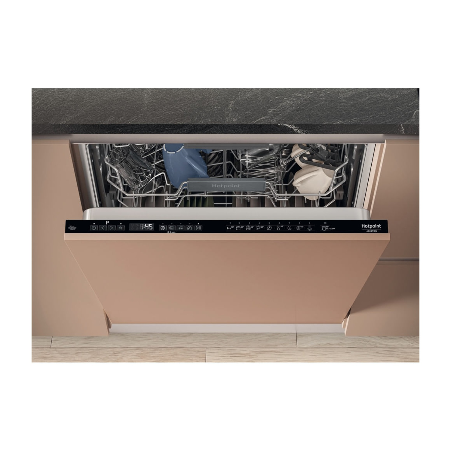 Lavastoviglie aperta con piatti, display mostra "1:45". Porta beige.