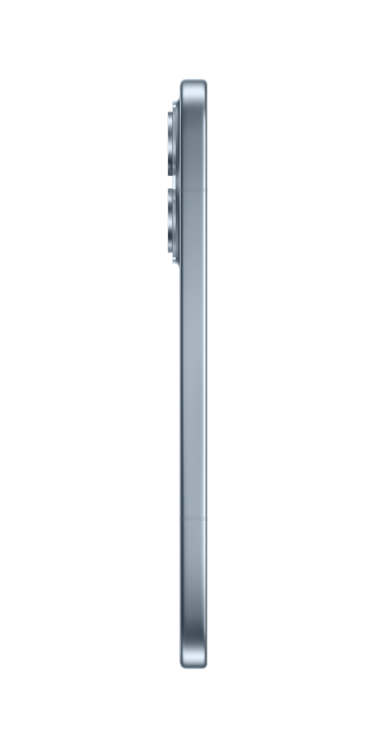 Un smartphone plateado con tres cámaras sobre fondo gris.