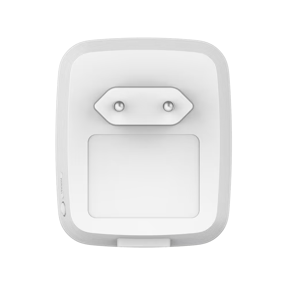 Un adaptador de enchufe blanco con dos clavijas plateadas y un panel rectangular.