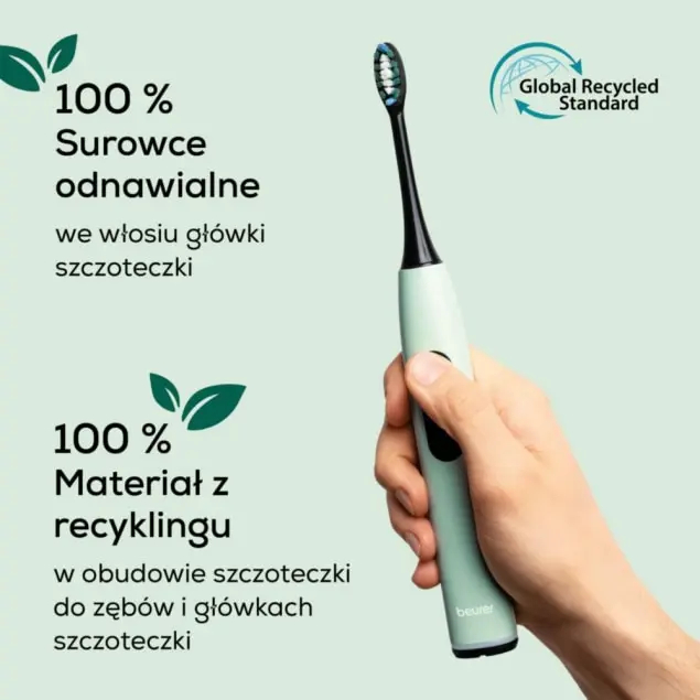Dłoń trzyma jasną, zieloną szczoteczkę elektryczną z logo Global Recycled Standard.