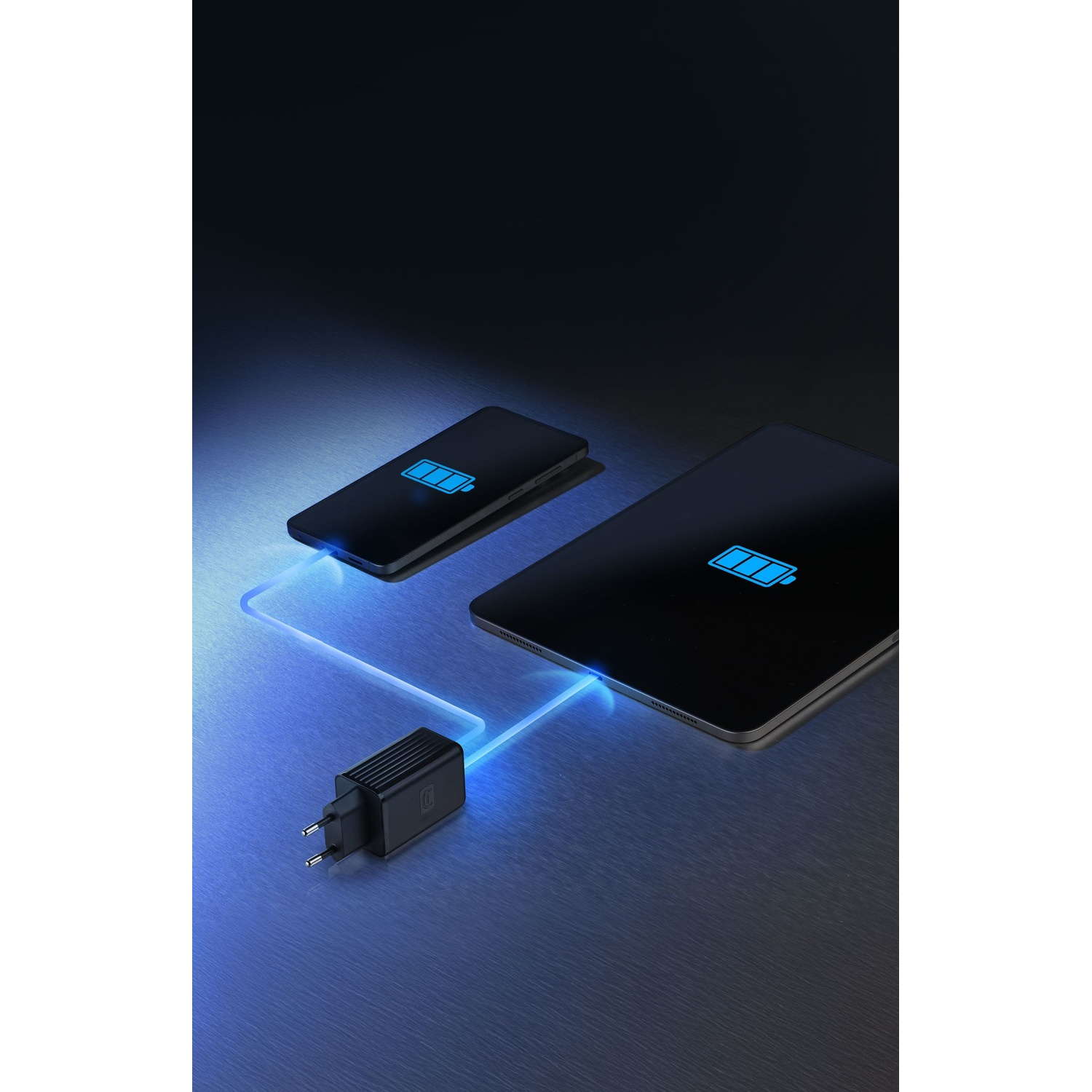 Un caricabatterie nero si collega a un telefono e tablet, entrambi mostrano un'icona della batteria blu.