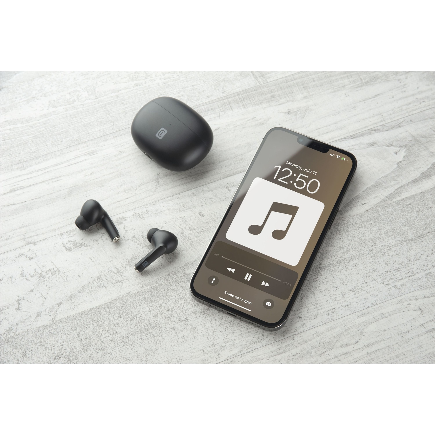 Auricolari neri e custodia di ricarica accanto a smartphone su tavolo in legno.