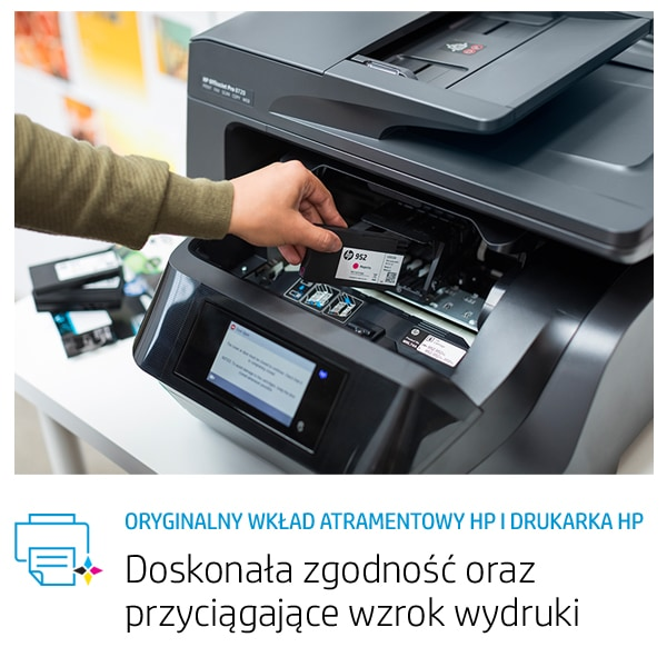 Ręka wkłada wkład atramentowy magenta do drukarki. Na ekranie widoczny jest komunikat.