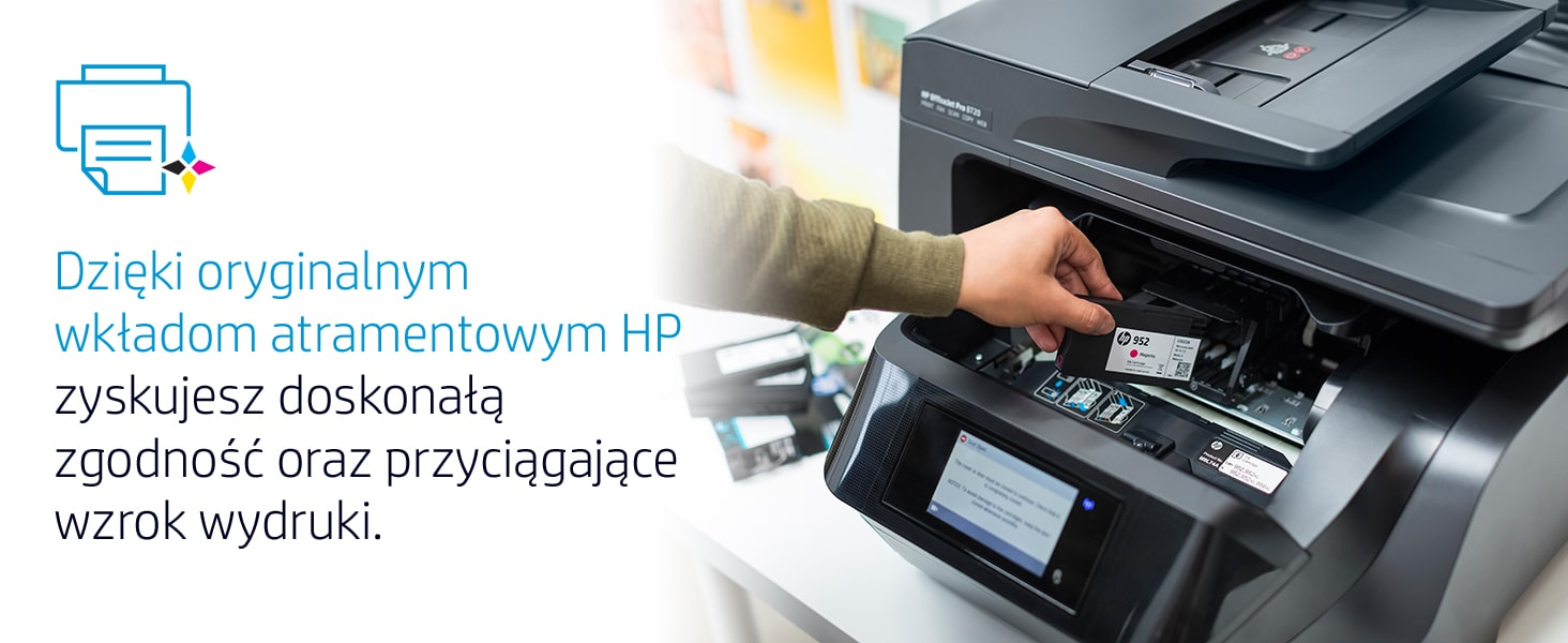 Ręka wkłada kartridż z magenta tuszem do drukarki HP.