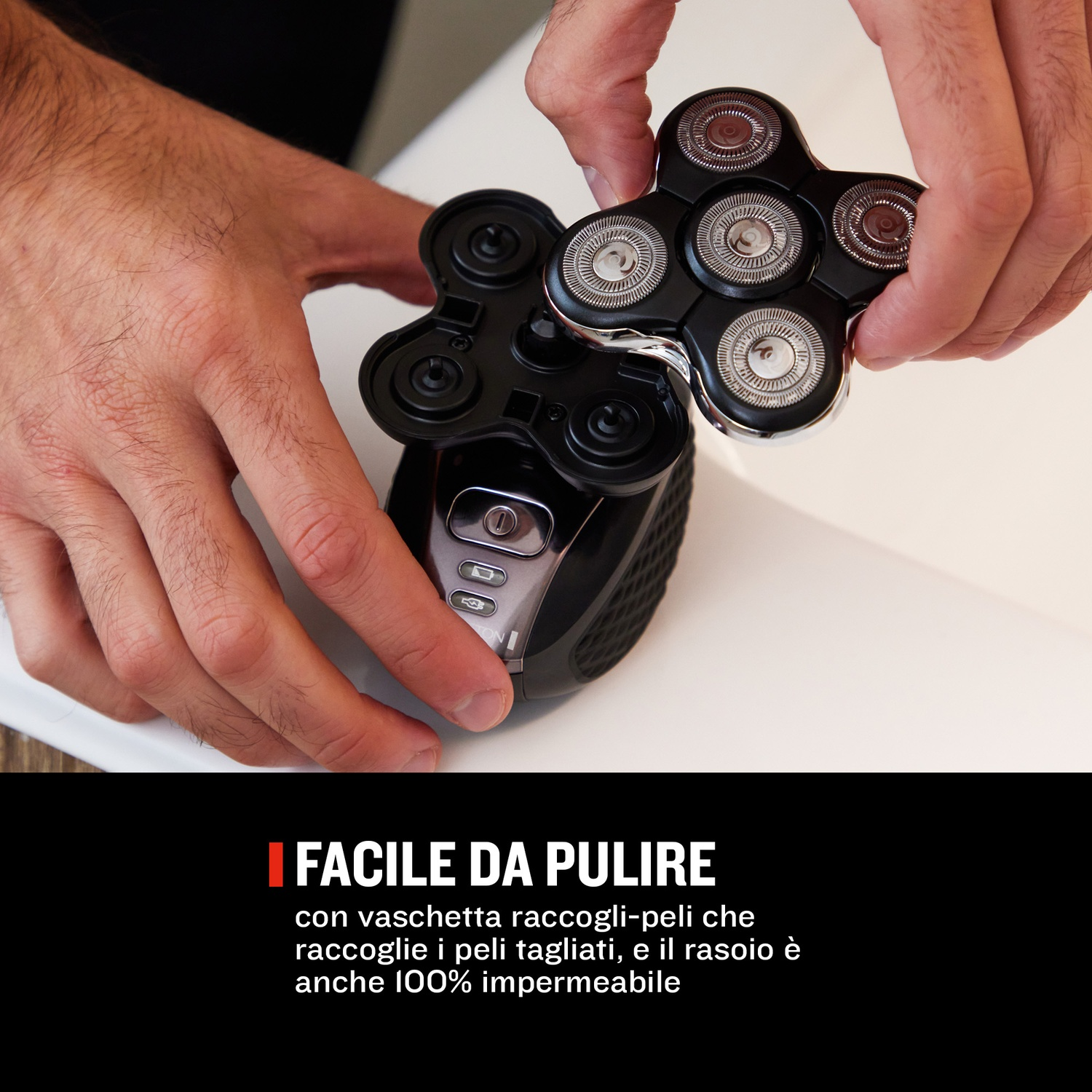 Uomo pulisce rasoio elettrico con testina rimovibile e raccogli-peli integrato.