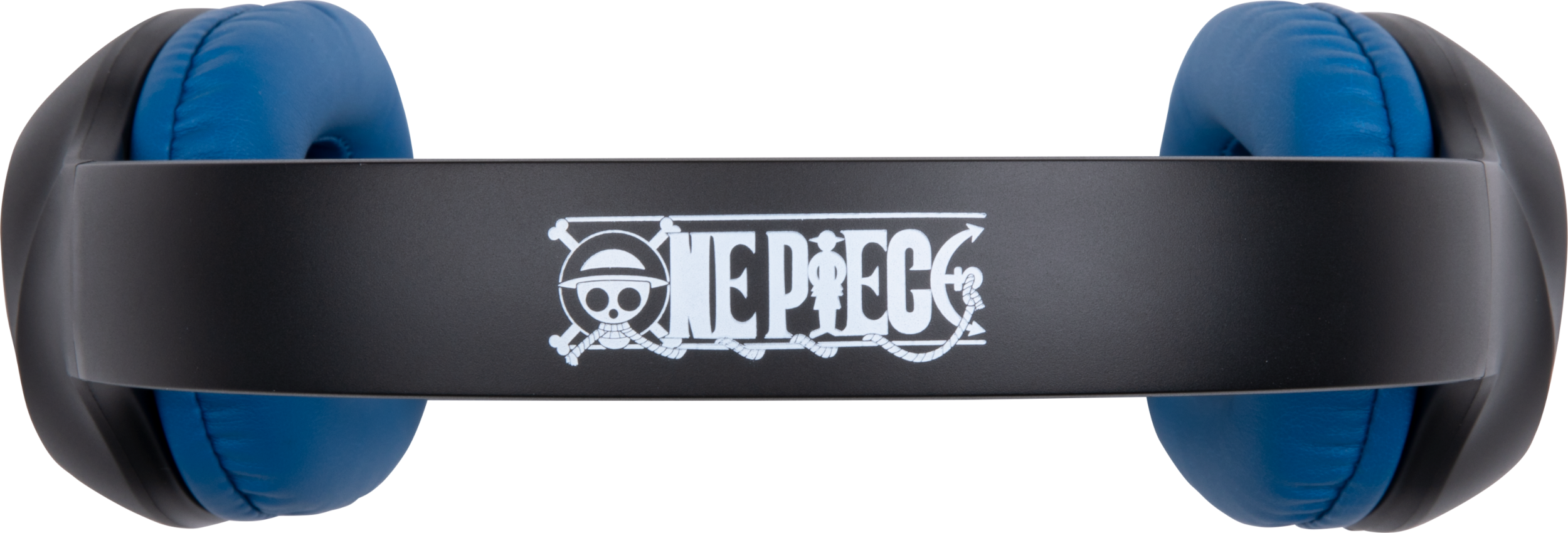 Fekete fejhallgató kék párnázással és fehér One Piece logóval.