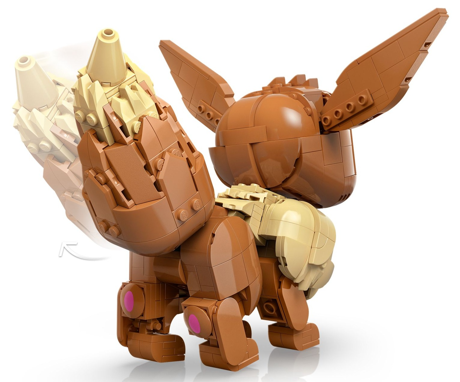 Brązowy model Lego Pokemona stojący na białym tle.