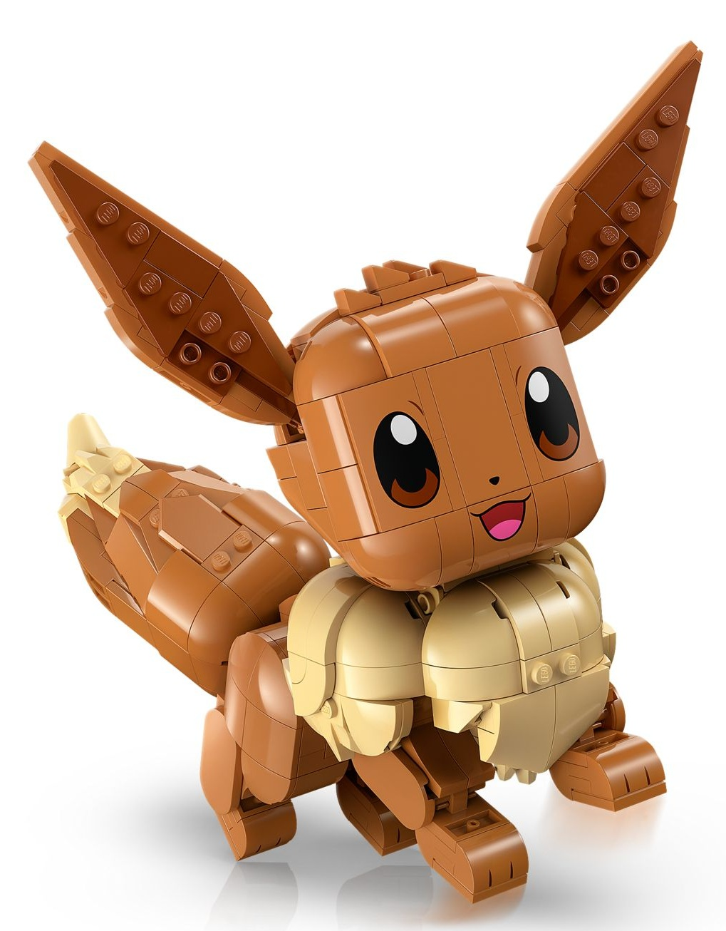 Brązowy Eevee z klocków Lego z dużymi uszami i szerokim uśmiechem.
