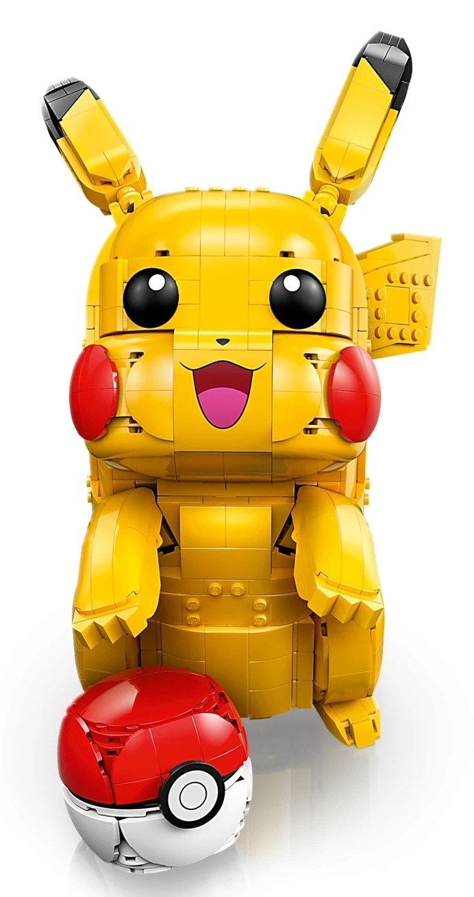 Żółty Lego Pikachu siedzi obok czerwonej i białej Poké Balla.