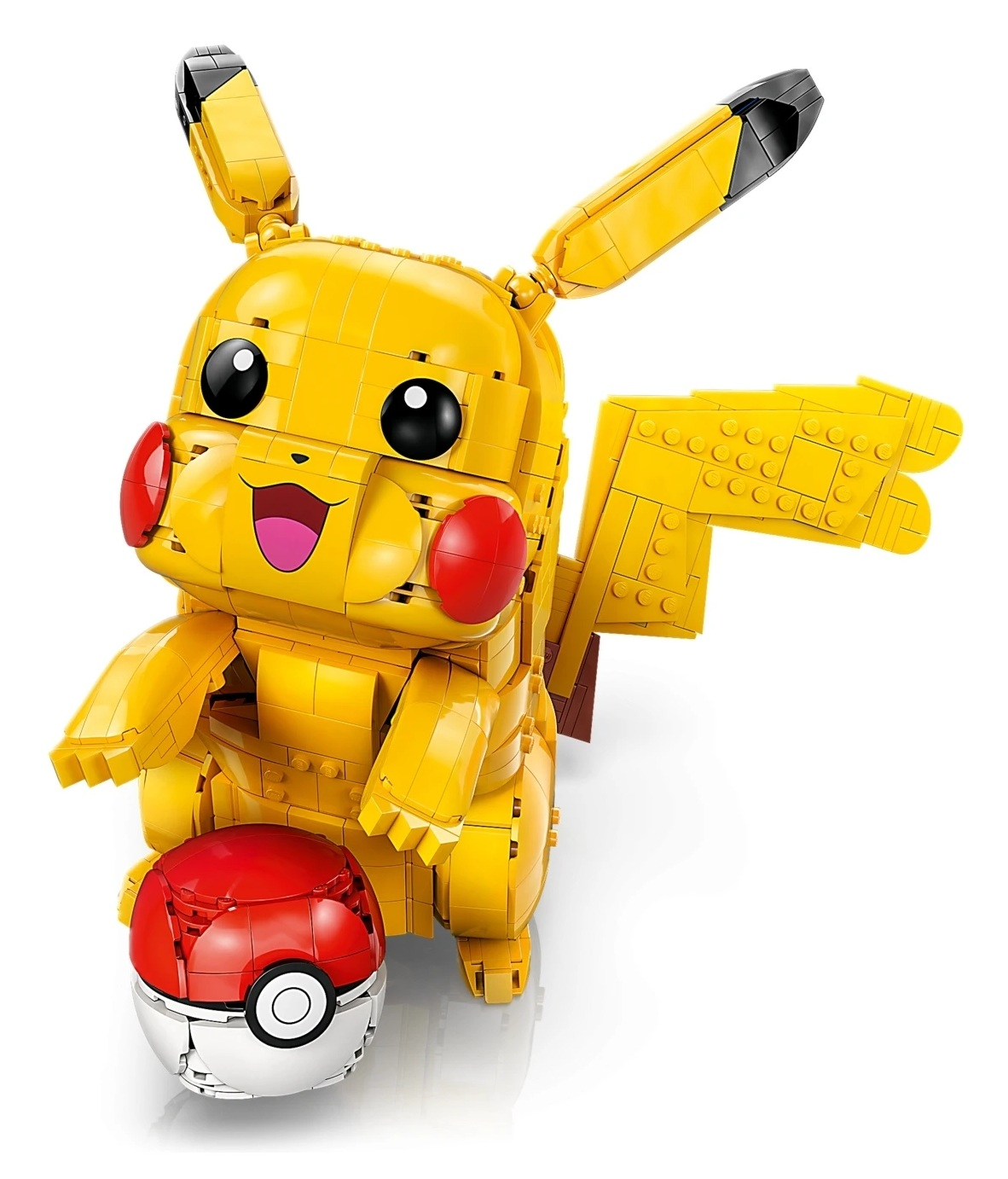 Żółty Lego Pikachu siedzi obok czerwono-białej Pokeballi.