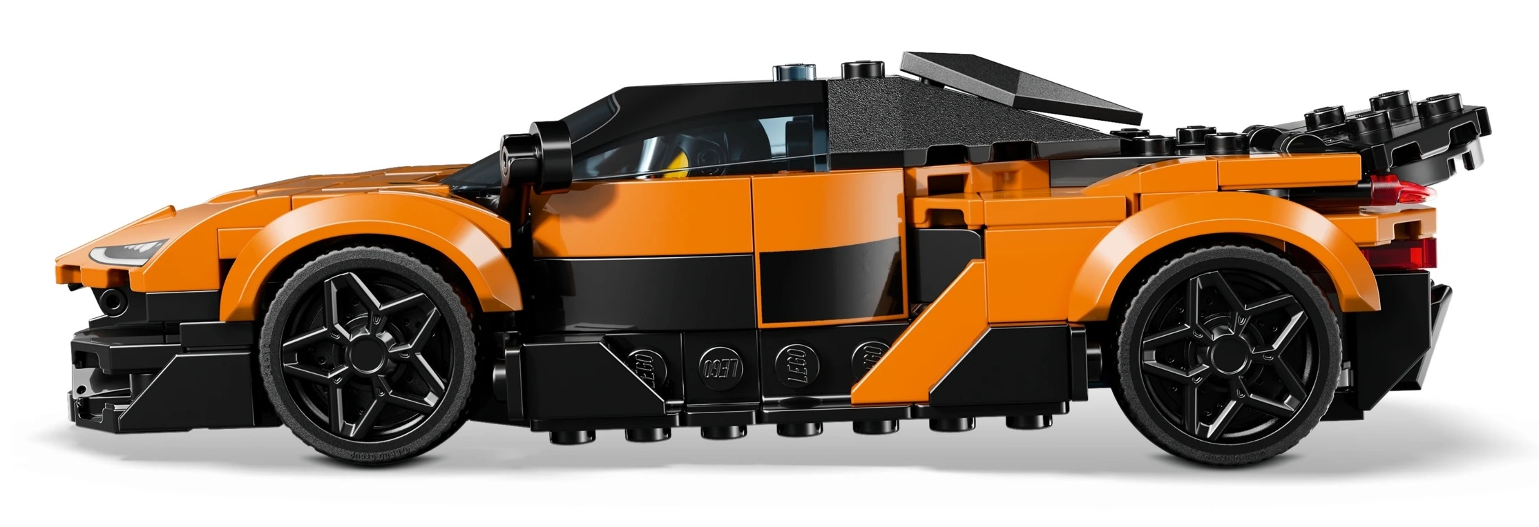 Pomarańczowy samochód sportowy Lego z czarnymi akcentami i kołami.