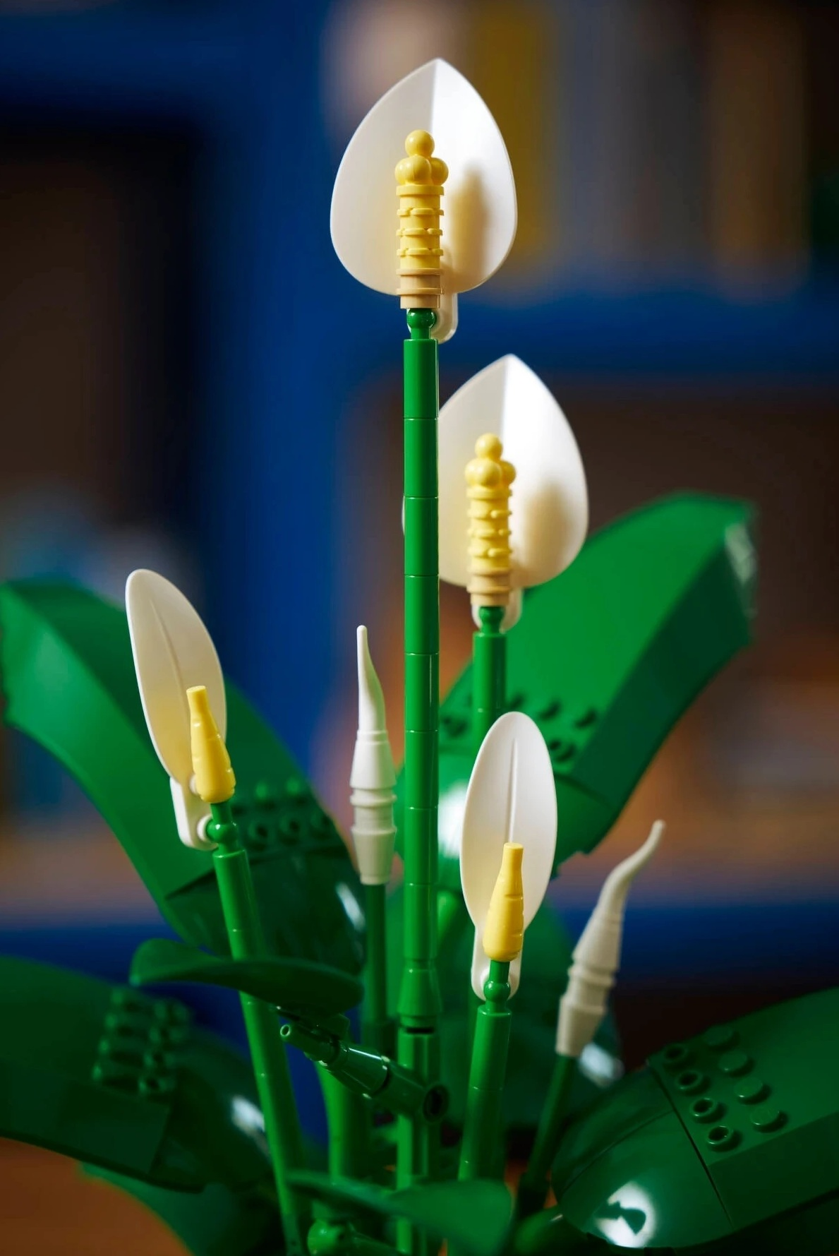 Zielona roślina Lego z białymi kwiatami i żółtymi pręcikami.