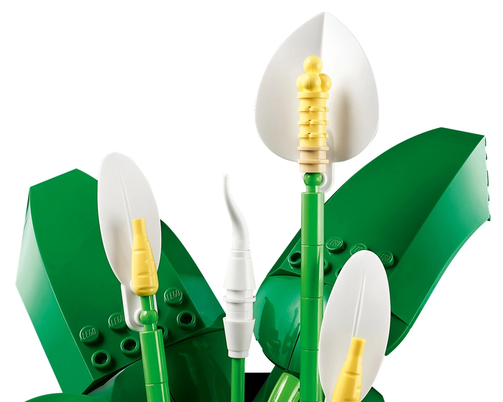 Zielony model kwiatu Lego z białymi i żółtymi elementami w szczegółach.