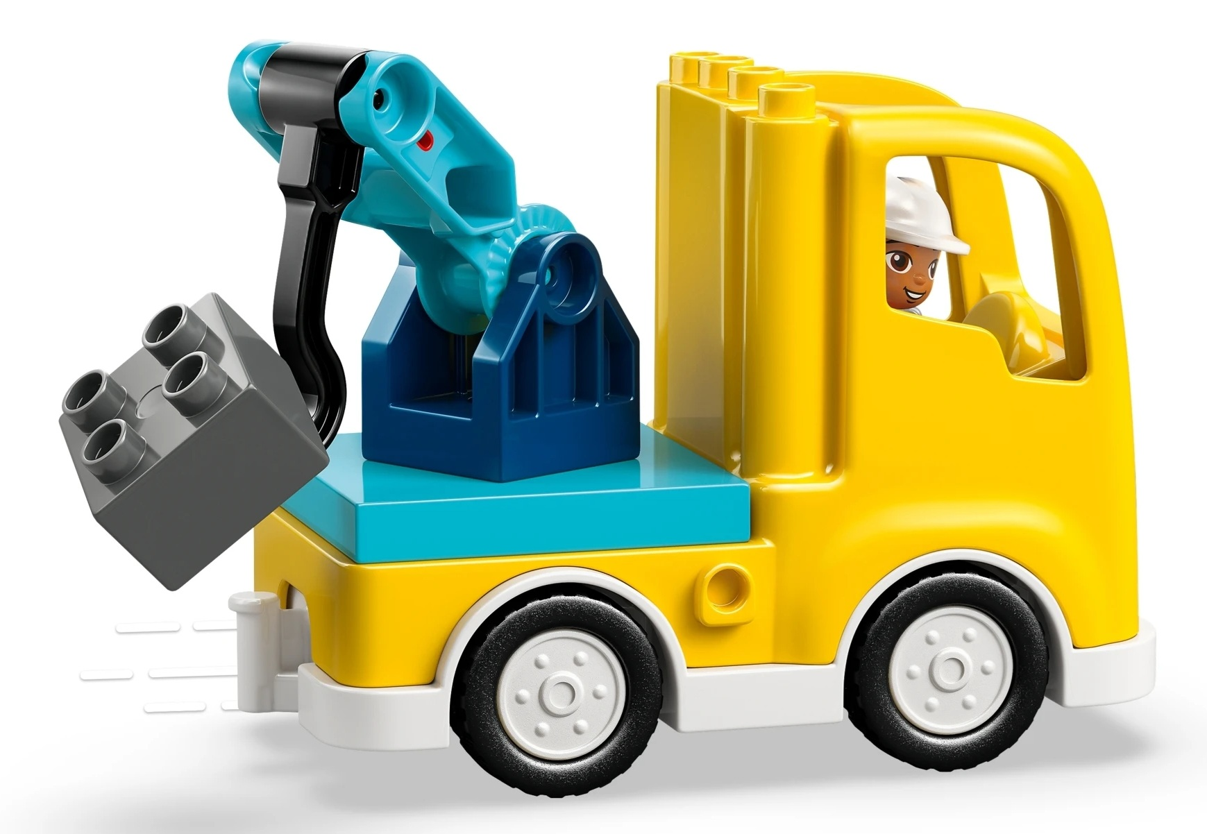 Żółta zabawka ciężarówka z dźwigiem podnosi szary klocek.