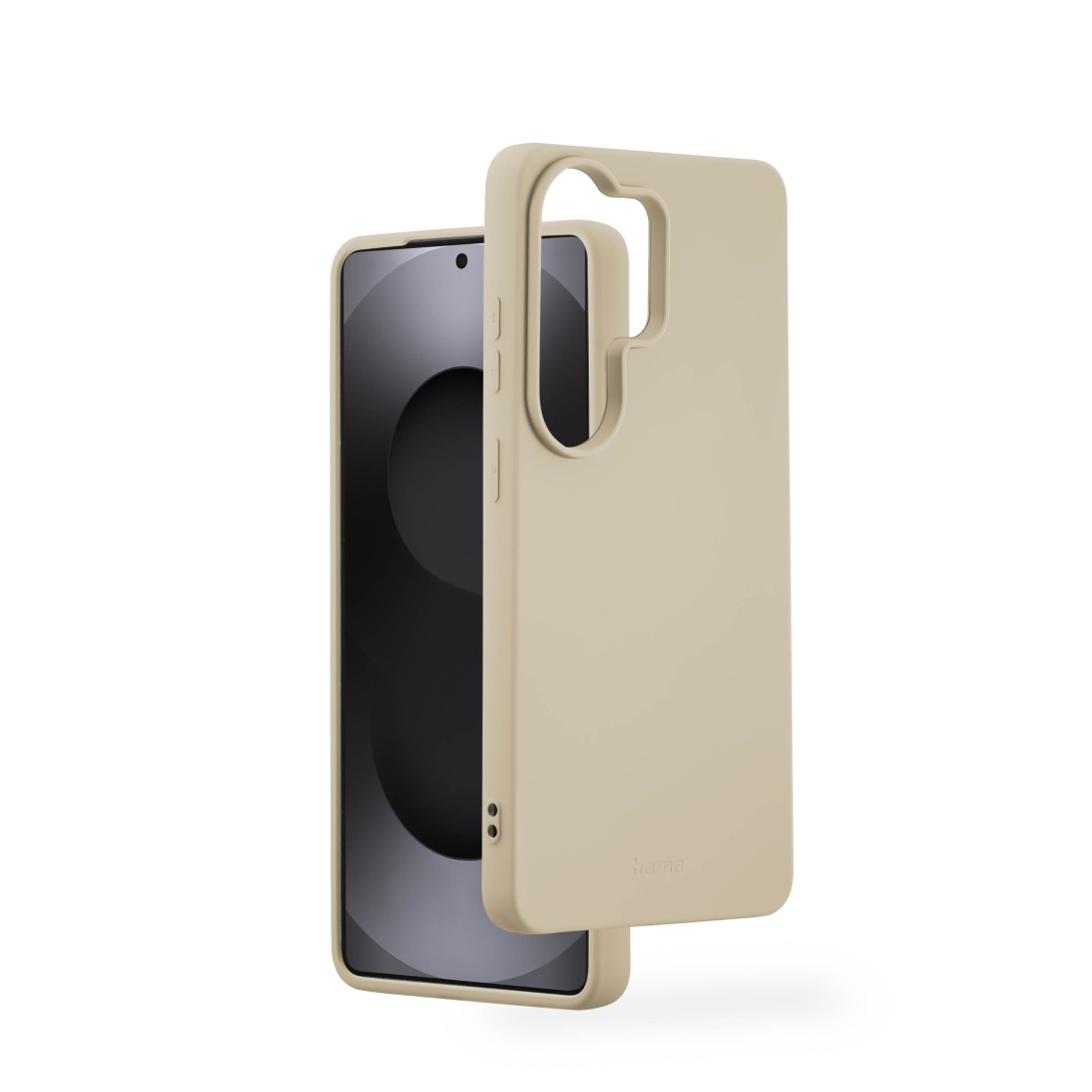 Eine beige Handyhülle liegt neben einem Smartphone. Weißer Hintergrund.