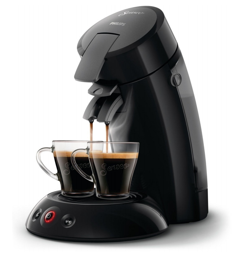 Zwarte koffiezetapparaat zet twee koppen koffie met schuim.
