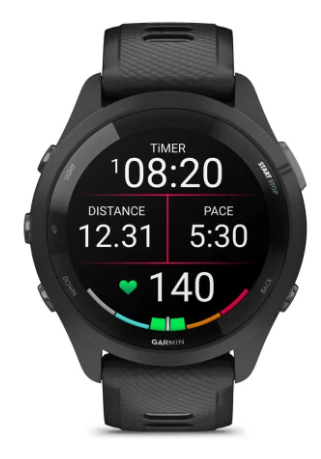 Czarny smartwatch wyświetla zegar, dystans, tempo i tętno.