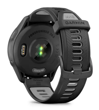 Tył czarnego smartwatcha Garmin Forerunner 265 z sensorem tętna.