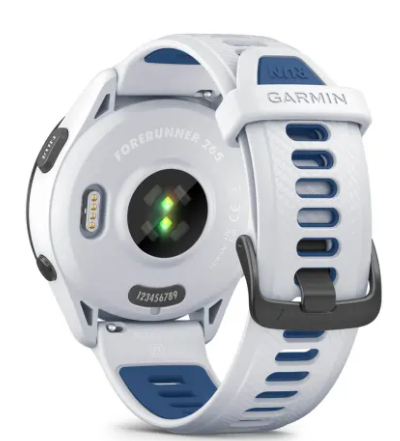 Biały smartwatch Garmin Forerunner 265 z czujnikiem tętna i niebieskim paskiem.