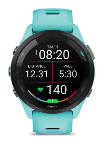 Turkusowy smartwatch z czarnym ekranem pokazującym czas, dystans, tempo i tętno.