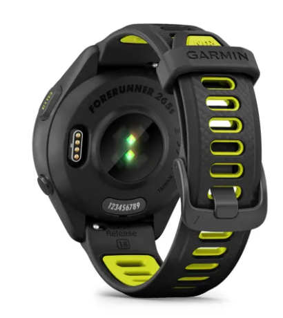 Tył czarnego smartwatcha Garmin Forerunner 265s z żółtymi akcentami i sensorem tętna.