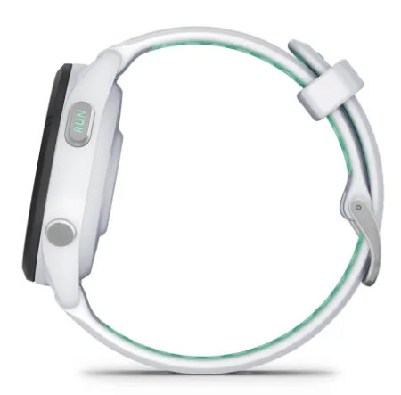 Biały smartwatch z zielonym paskiem i przyciskiem RUN.