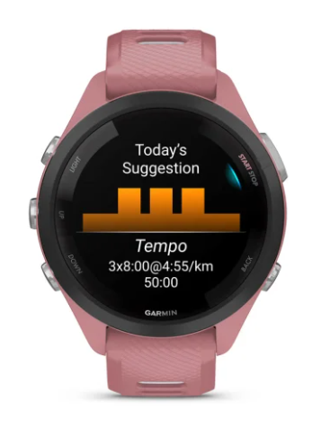 Różowy zegarek sportowy Garmin wyświetla propozycję treningu tempa.