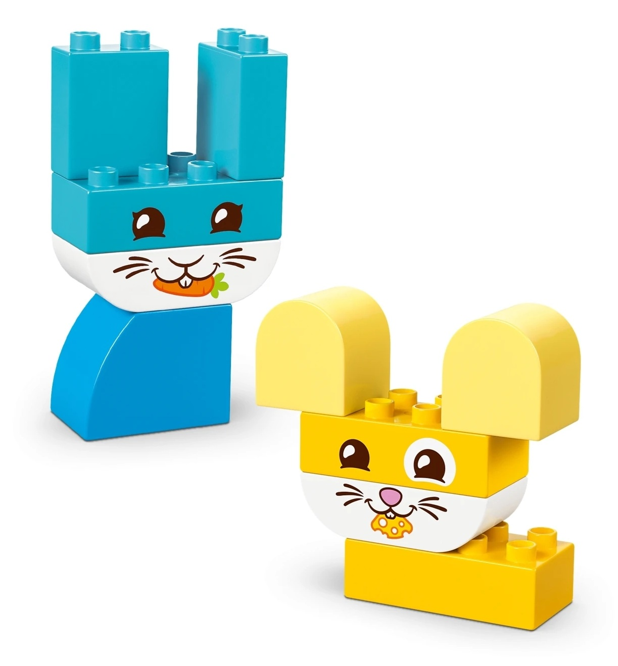 Dwa króliczki LEGO Duplo, jeden niebieski, jeden żółty, z marchewką i serem.
