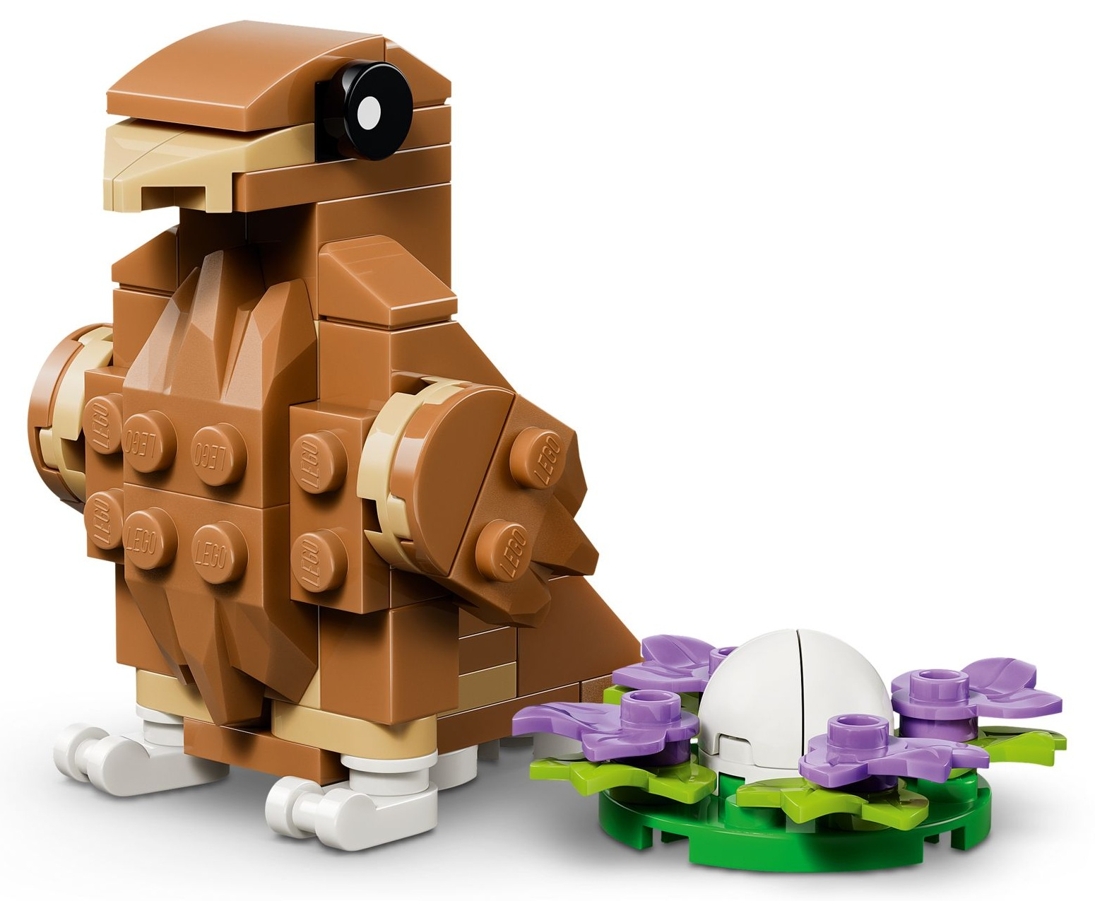 Brązowy ptak Lego z białymi stopami siedzi obok gniazda z białym jajkiem i fioletowymi kwiatami.