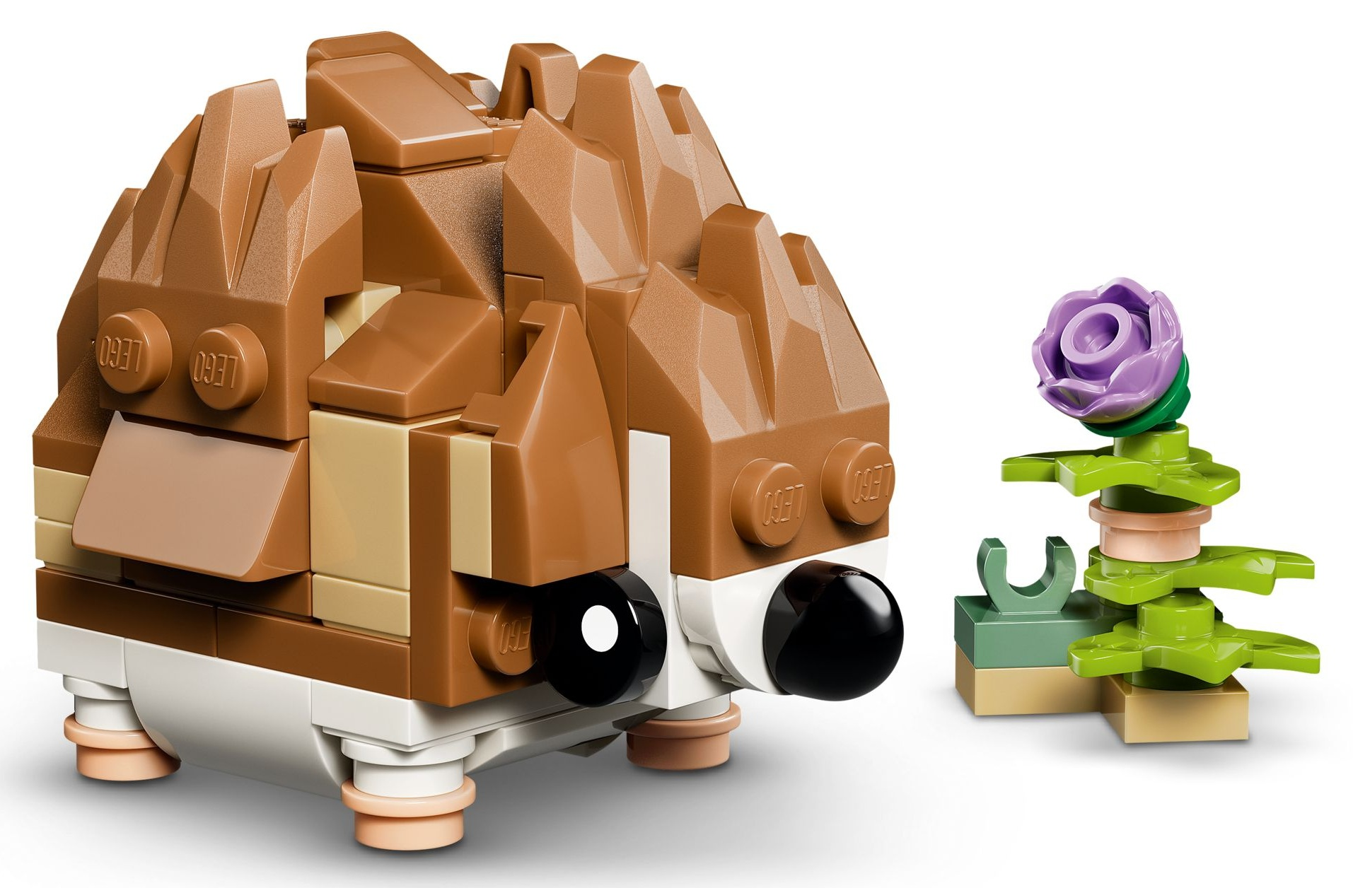 Brązowy jeż z klocków Lego z małym fioletowym kwiatkiem obok na białym tle.