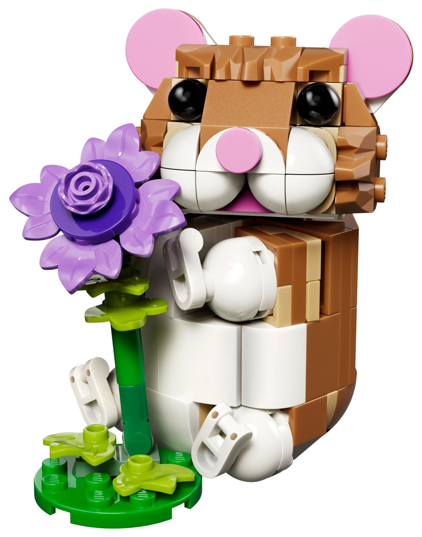 Chomik Lego trzymający fioletowy kwiat na zielonej łodydze.