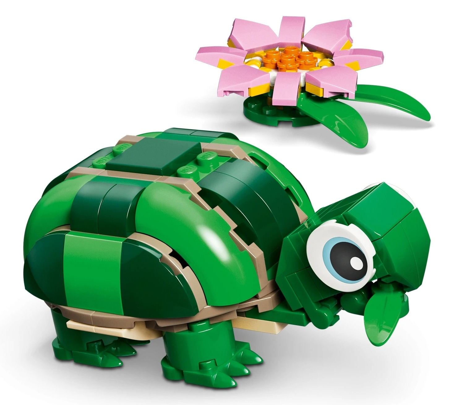 Zielony żółw LEGO z brązowymi akcentami i różowym kwiatkiem LEGO.