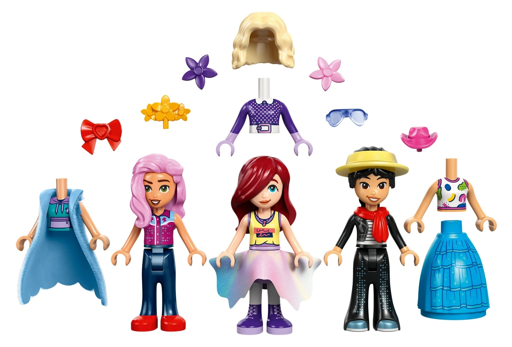 Trzy figurki Lego z ubraniami i akcesoriami na białym tle.