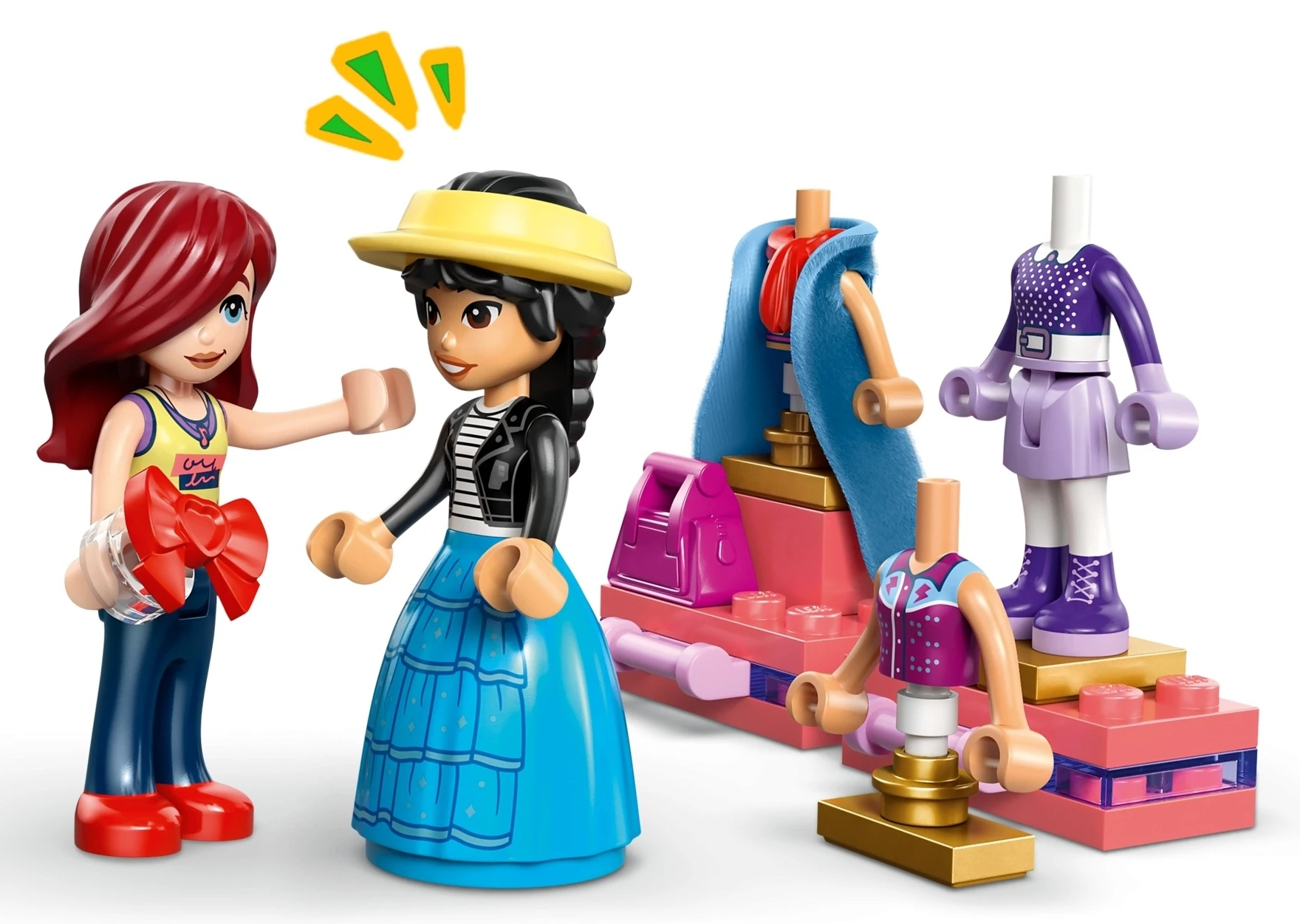 Dwie przyjaciółki Lego i manekiny z ubraniami na białym tle.