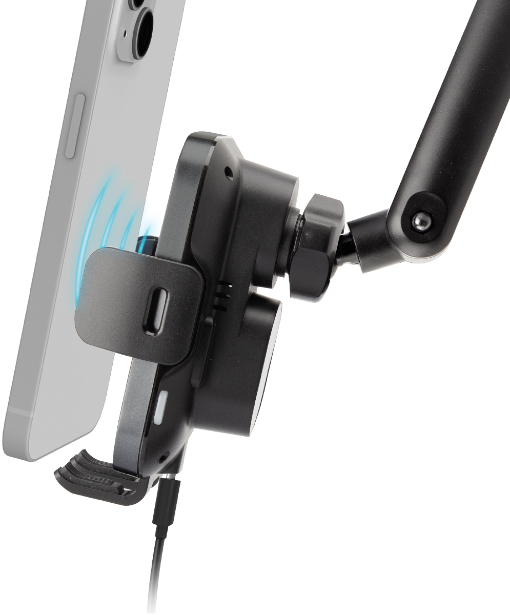 Ein silbernes Smartphone wird von einer schwarzen Autohalterung gehalten, die aufgeladen wird.